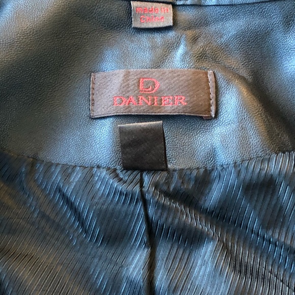 Fitted black leather jacket - Picture 4 of 5